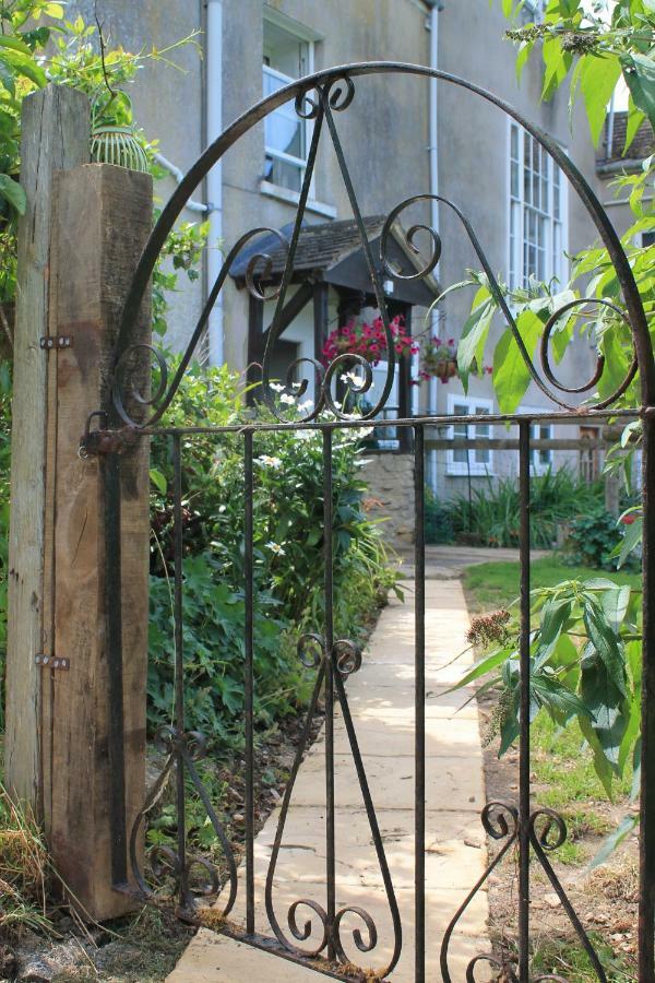 Snowdrop Cottage กลอสเตอร์ ภายนอก รูปภาพ